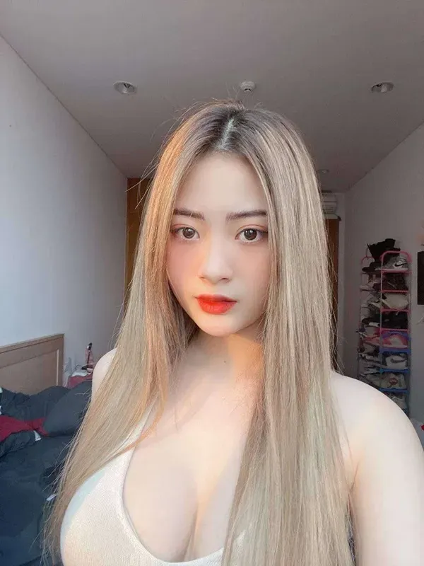 Hình ảnh gái đẹp khoe ngực căng đầy