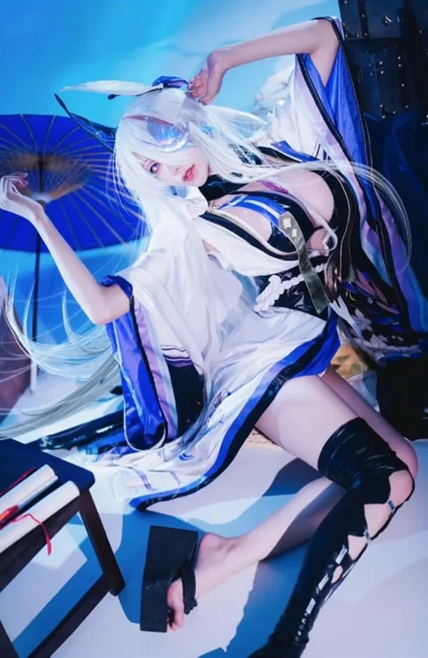 Ảnh cosplay gợi cảm dưới ánh nắng