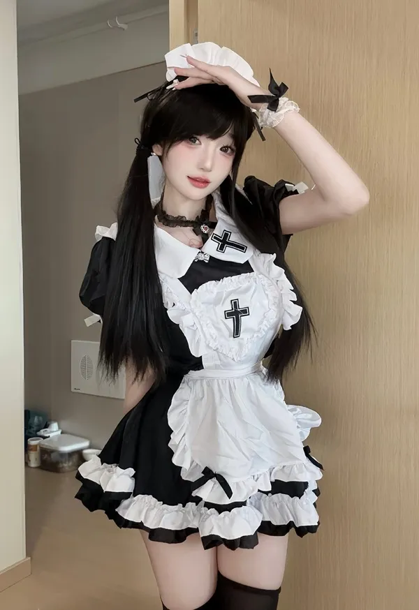 Ảnh gái xinh cosplay trong bộ đồ cắt xẻ