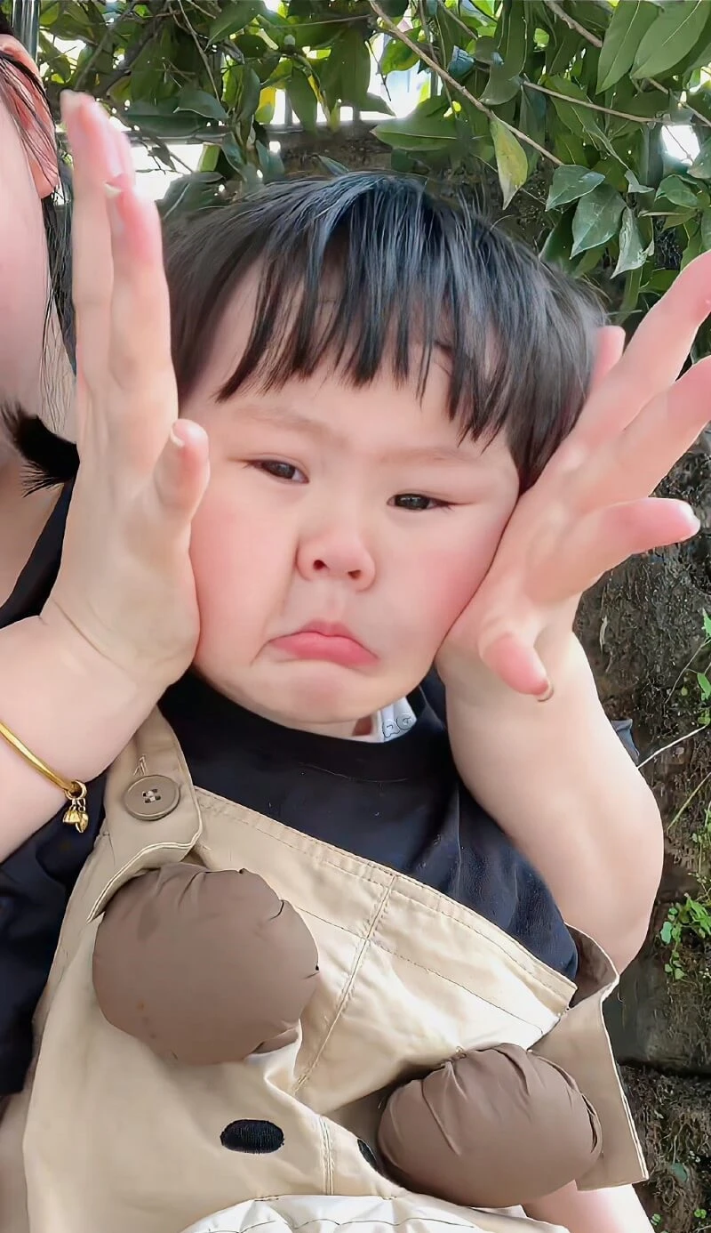 một cậu bé với hai tay lên không trung hình nền em bé cute