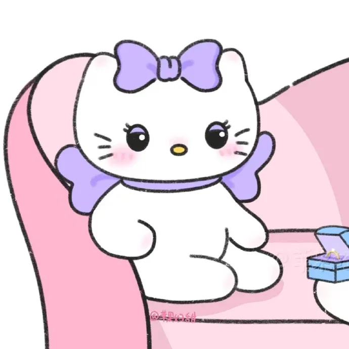 Có một chú mèo con ngồi trên ghế màu hồng bên cạnh gấu bông