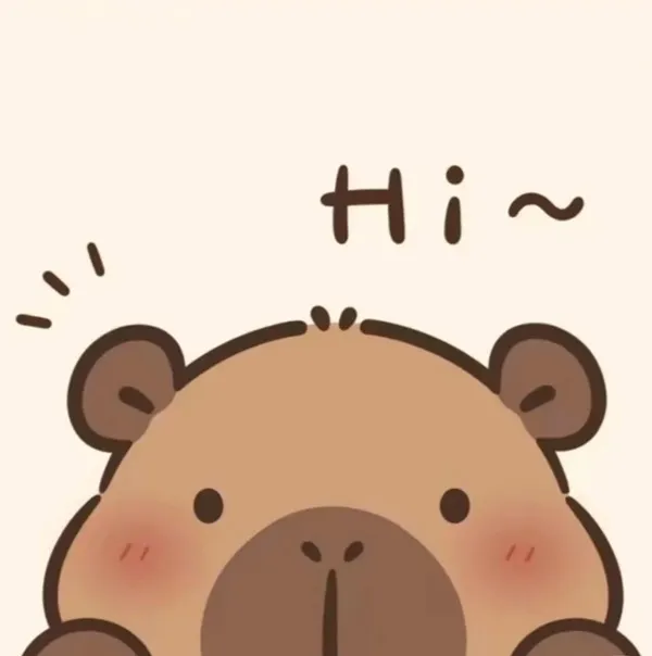 Đây là hình ảnh của một con gấu bông nhỏ dễ thương với nụ cười lớn trên khuôn mặt