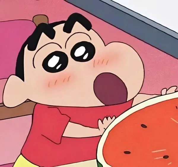 Có một cậu bé cầm lát dưa hấu trước mặt