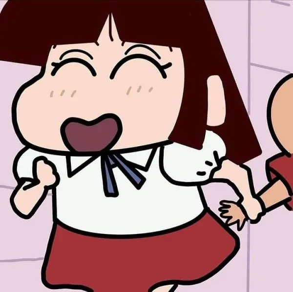 Có một cô gái đang cầm con búp bê trong tay