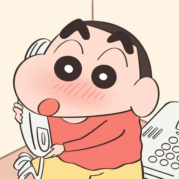 Có một hình ảnh hoạt của cậu bé nói chuyện điện thoại