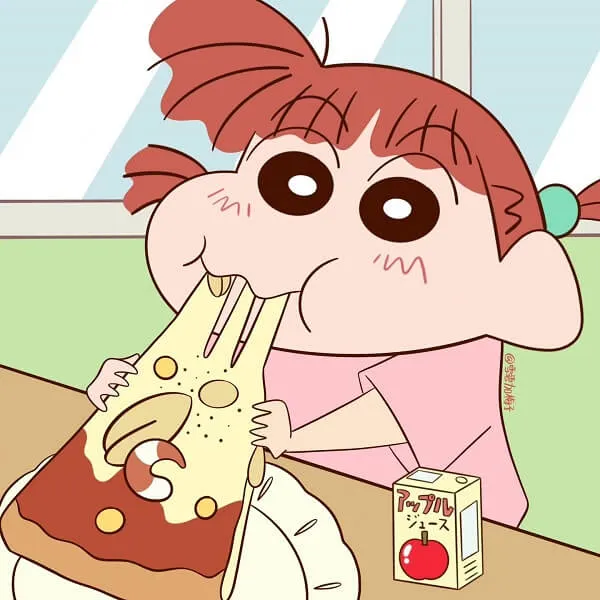Có một cô bé ăn lát pizza bàn