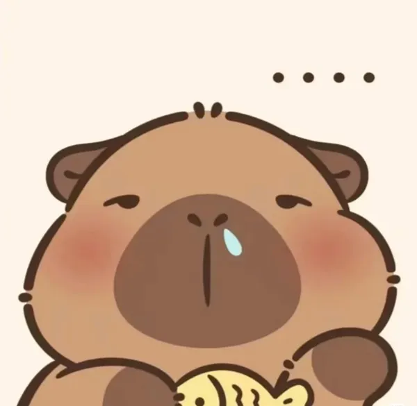 Có một con gấu nâu nhỏ cầm cá trong bàn chân của nó