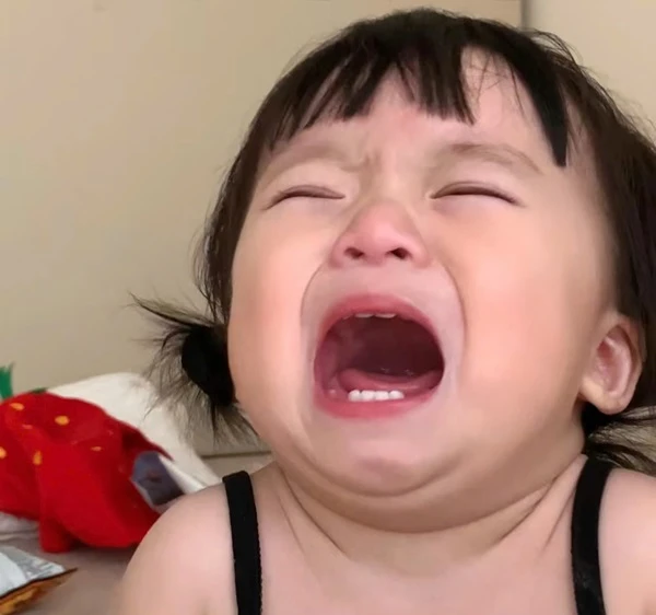 Một bé gái đang khóc và làm những khuôn mặt hài hước crying meme