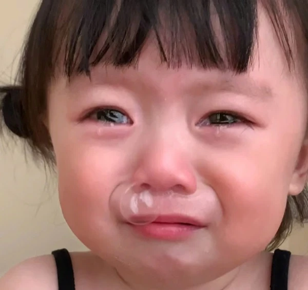 Một cô bé với một cái mũi lớn và một nụ cười lớn crying meme