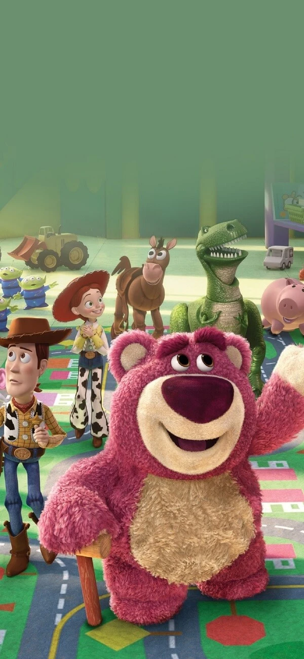 Hình ảnh gấu dâu Lotso cười rạng rỡ giữa vườn dâu