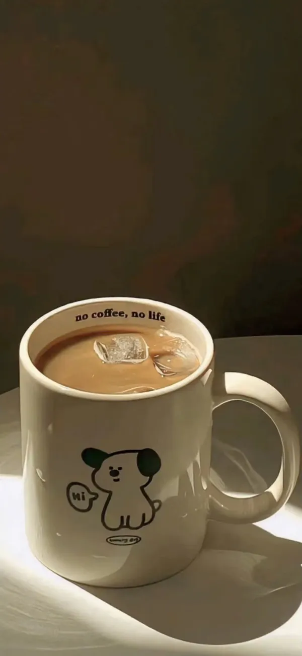 Một tách cà phê với một hình nền điện thoại đẹp con chó trên đó