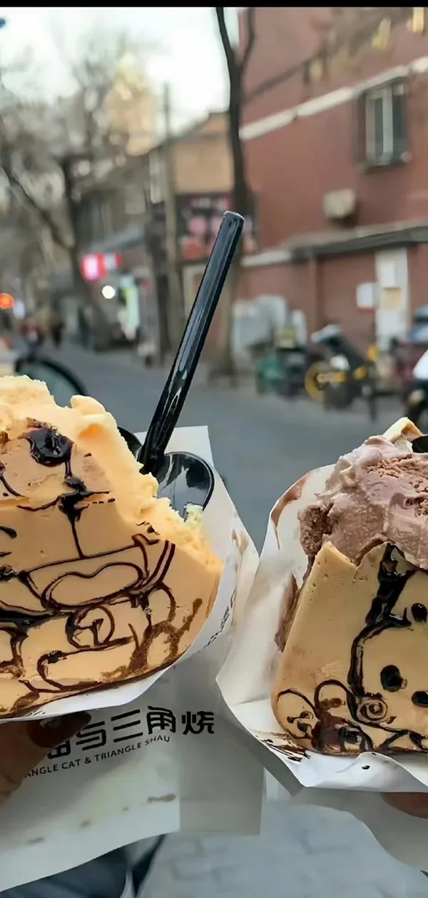 Hai hình nền điện thoại màu nâu ices với sô cô la và sô cô la trên đó