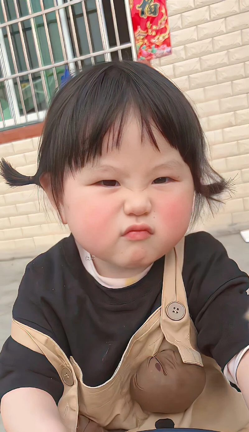 Một cô bé ngồi trên ghế với một đĩa thức ăn hình nền em bé cute