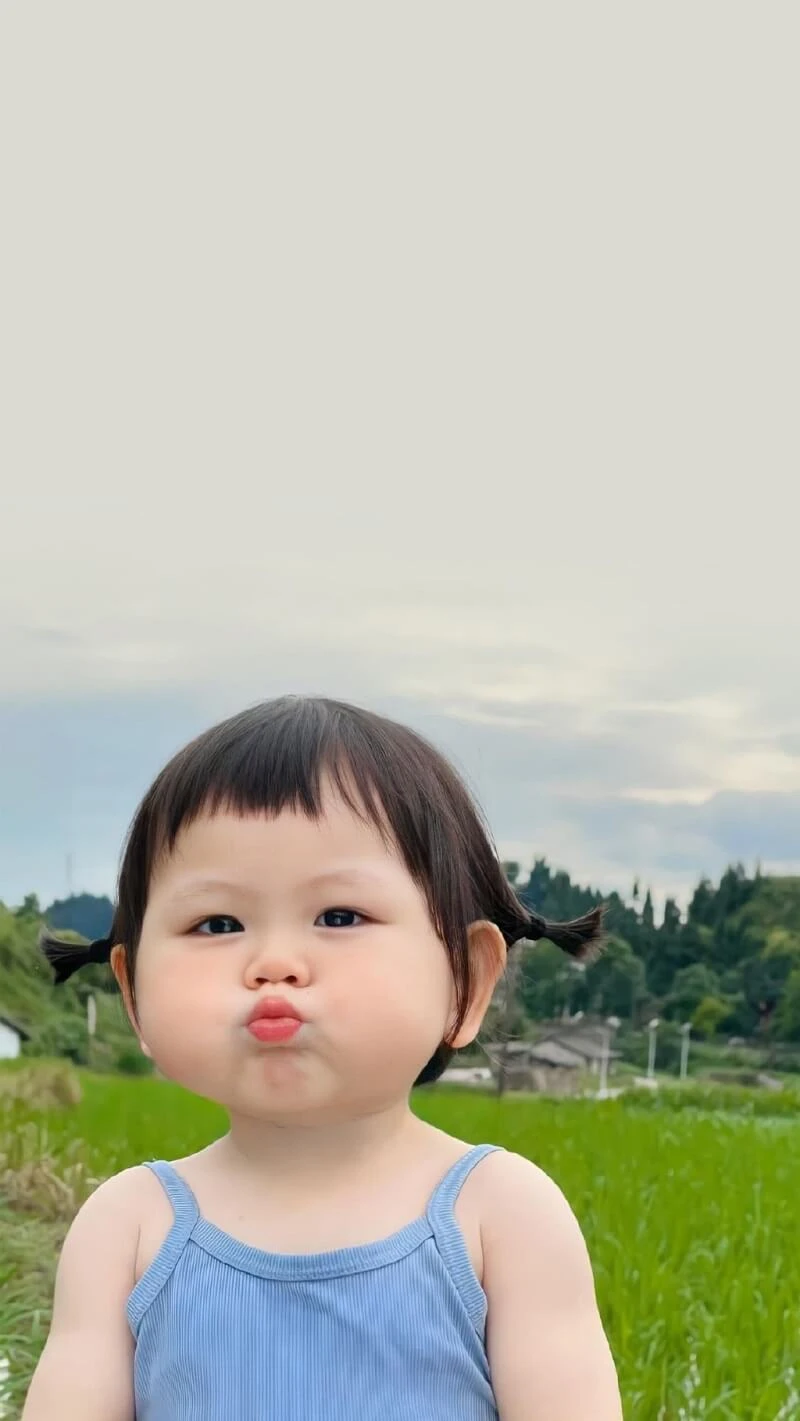 Một bé gái với một cái mũi to hình nền em bé