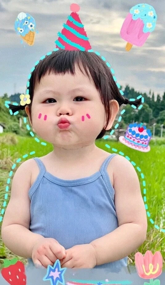 Một bé gái với một chiếc mũ sinh nhật và một chiếc bánh hình nền em bé