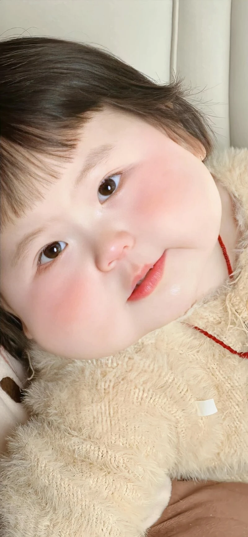 Một cô bé với một con gấu bông tải hình nền em be cho điện thoại