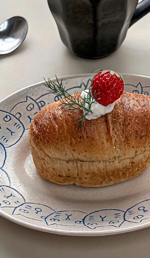 Một đĩa với hình nền màu nâu cute một hộp croise và một tách cà phê