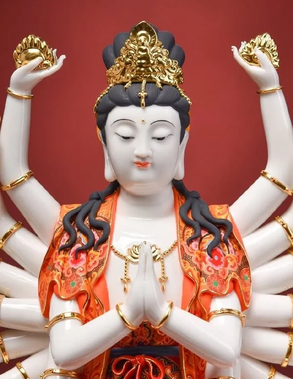 Một bức tượng của một người phụ nữ trong nền hình nền phật đỏ