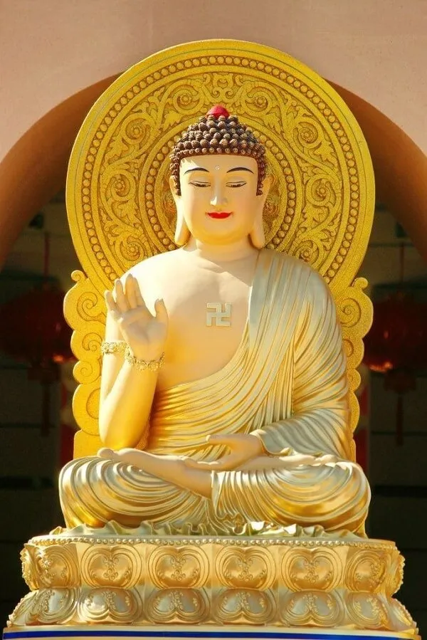 Một bức tượng Phật trong một ngôi đền hình nền phật