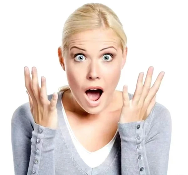 một người phụ nữ với hai tay lên và một cái nhìn ngạc nhiên meme bất ngờ