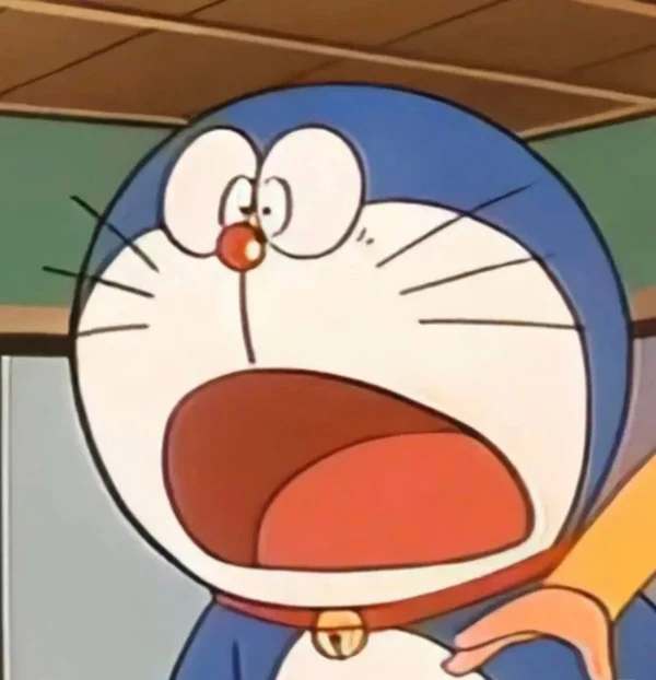 một nhân vật hoạt hình với chiếc mũ màu xanh và mũi đỏ meme bất ngờ