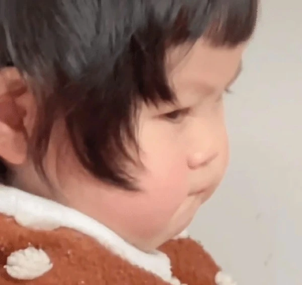 Một cậu bé đang ăn thứ gì đó trên khuôn mặt meme buồn