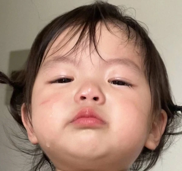 Một em bé có mũi rất to và mũi rất lớn meme buồn