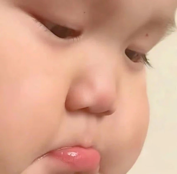 Một em bé đang liếm lưỡi meme buồn