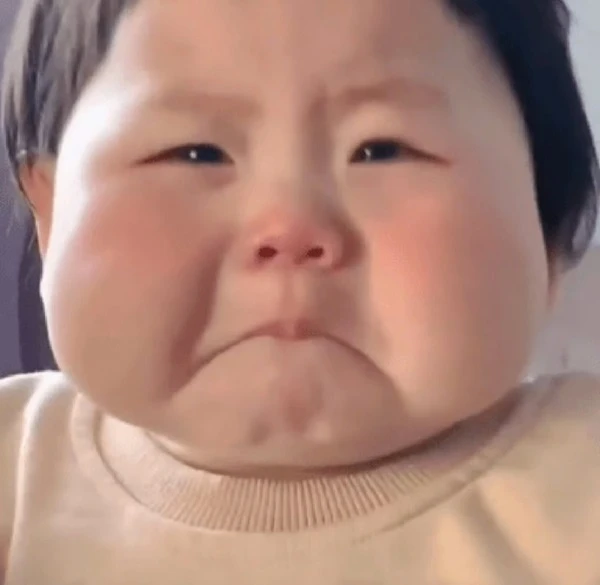 Một em bé khóc ở giữa phòng meme buồn