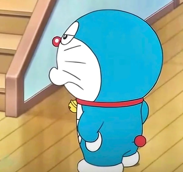 Một nhân vật hoạt hình trong bộ trang phục màu xanh meme chống nạnh