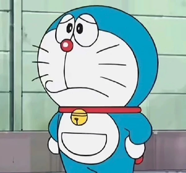 Một nhân vật hoạt hình trong bộ trang phục màu xanh meme chống nạnh