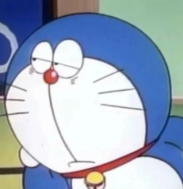 một nhân vật hoạt hình với khuôn mặt màu xanh và cổ áo đỏ meme doraemon