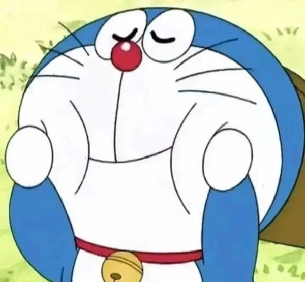 Một nhân vật hoạt hình với một nụ cười lớn meme doraemon