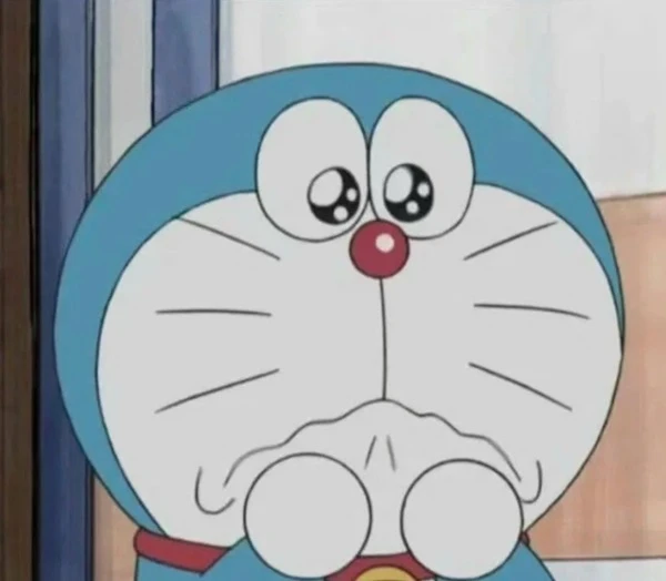 Một nhân vật hoạt hình với một nụ cười lớn meme doraemon
