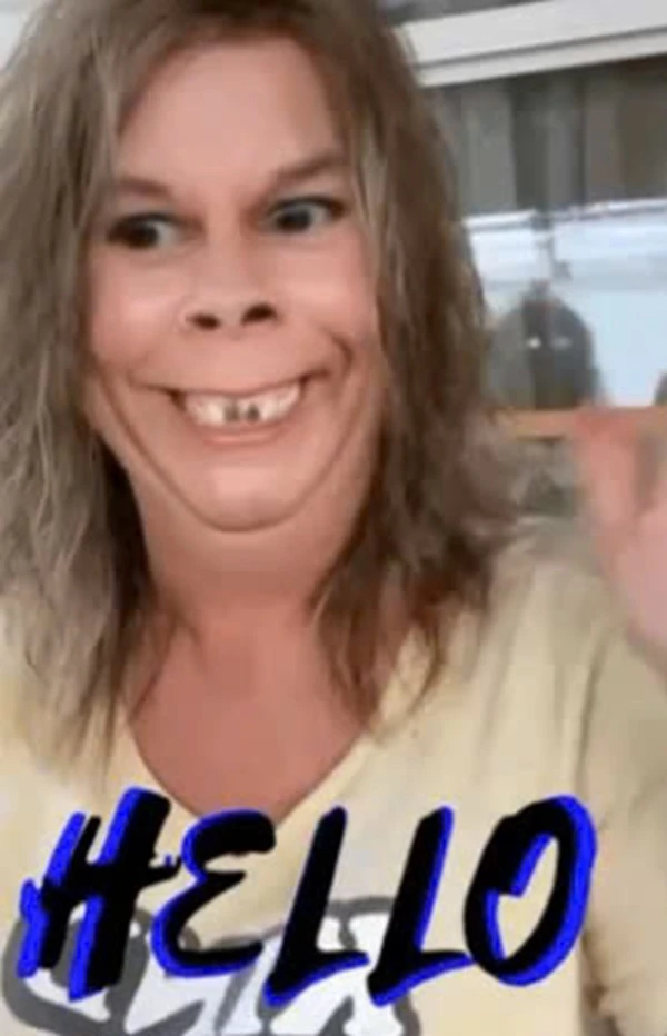 Một người phụ nữ có mái tóc dài và nụ cười meme hello