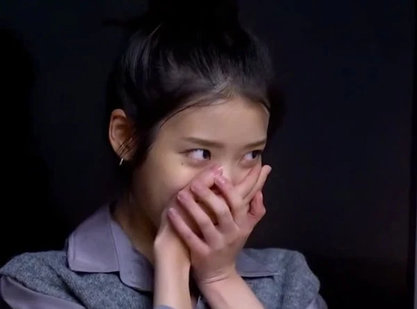 Một cô bé đang ngồi trước máy tính xách tay meme ngại