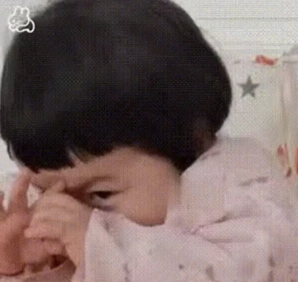 Một em bé đang nằm trên chăn meme ngại