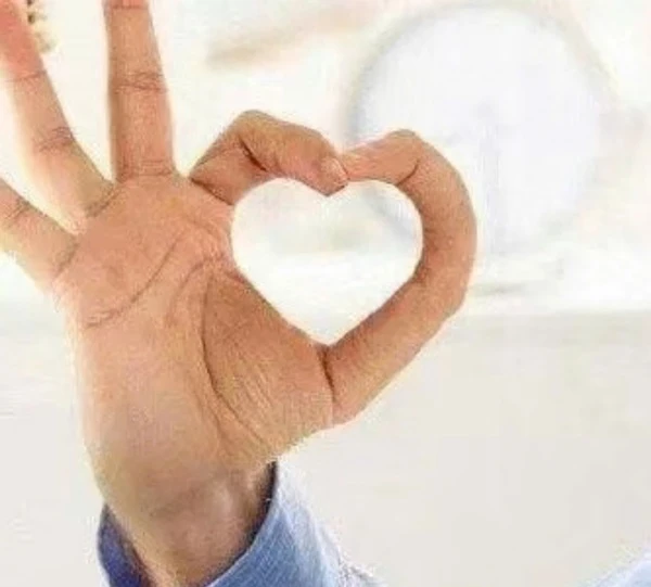 một người đàn ông bằng tay trong hình trái tim meme ok