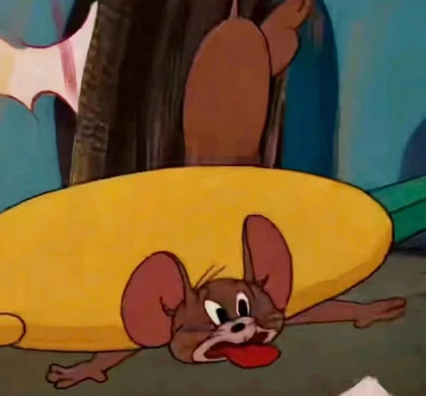 Hình nền meme tom and jerry: Một con chuột hoạt hình đang nằm trên mặt đất