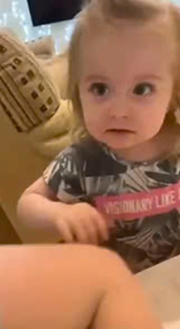 Một em bé ngồi trên một chiếc ghế dài với một điều khiển từ xa meme tức giận