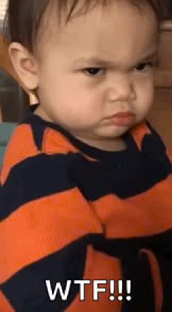 Một em bé ngồi trên một chiếc ghế dài meme tức giận