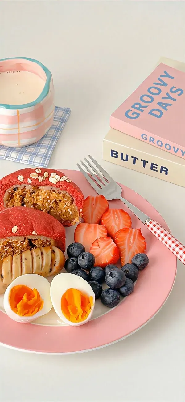 Một cái đĩa với một bữa hình dâu tây cute sáng được đặt trên đó