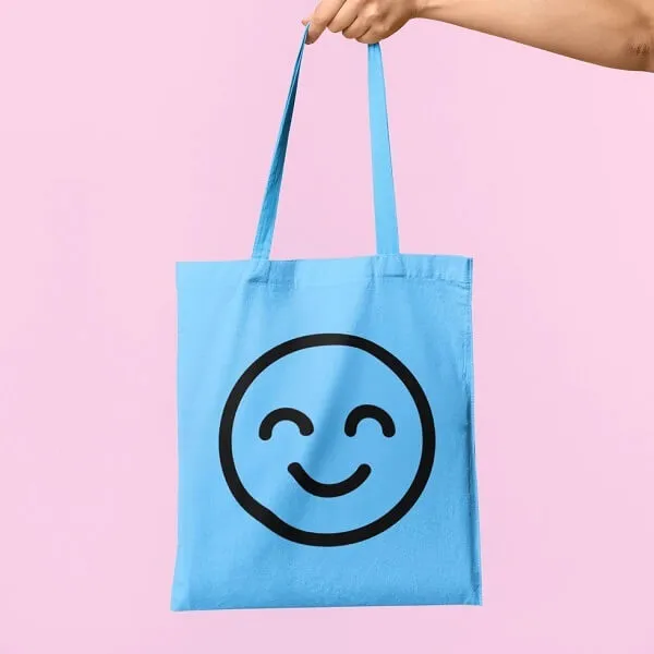 Một người cầm một cái di động với khuôn mặt cười trên icon kí tự đặc biệt đó