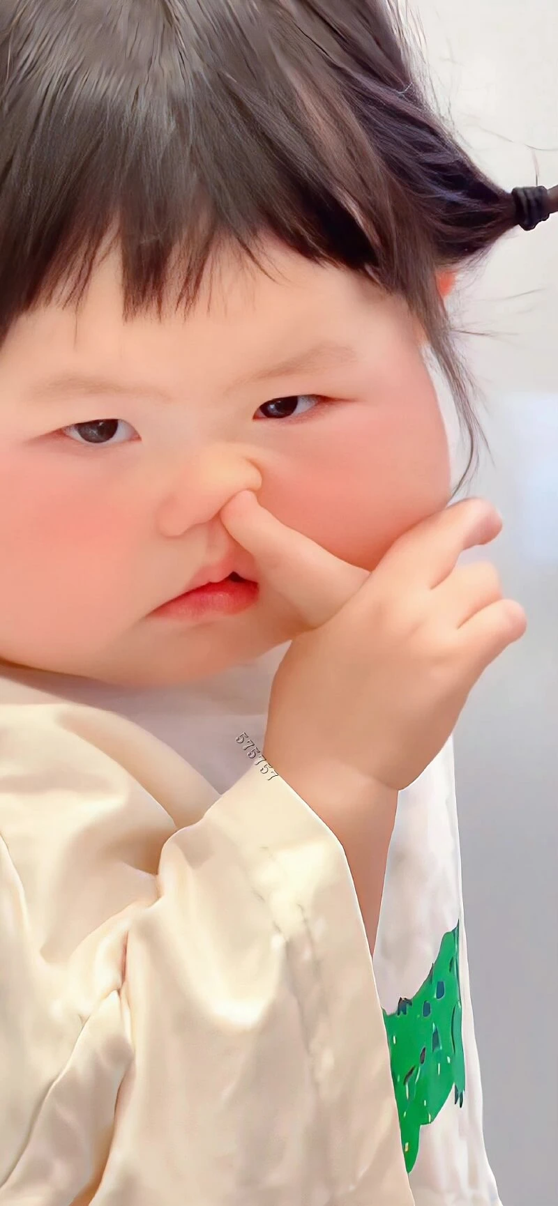 Một cô bé với mái tóc đen và áo sơ mi trắng hình nền em bé dễ thương