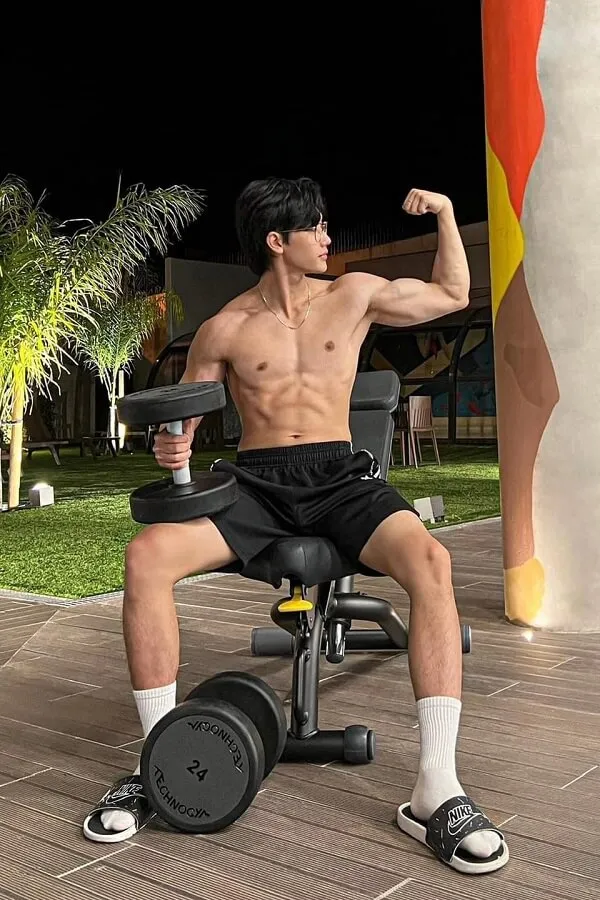46 Hình ảnh trai đẹp che mặt có một người đàn ông đang ngồi trên chiếc ghế dài với quả tạ