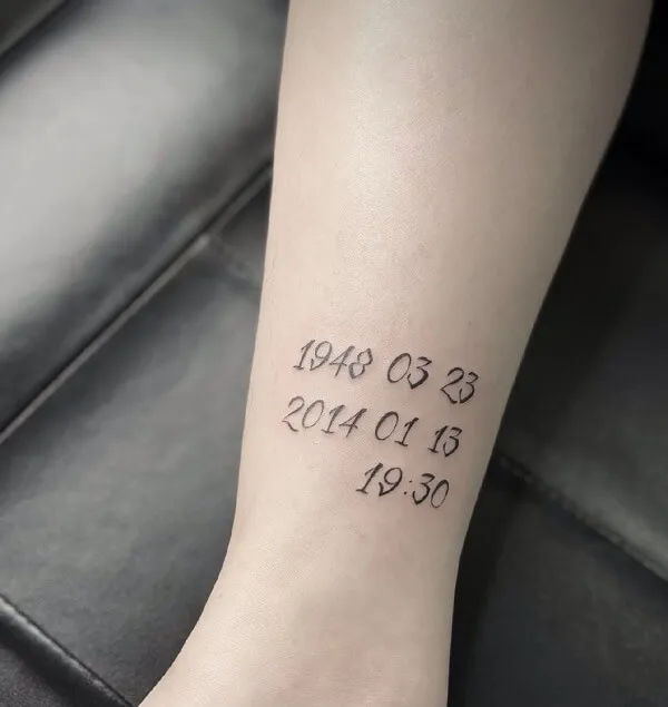 Có một hình xăm của cuộc hẹn hò trên mắt cá chân người phụ nữ