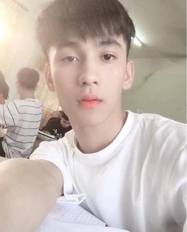 Ảnh trai đẹp đi học có một người đàn ông đang chụp tự sướng với điện thoại di động của mình