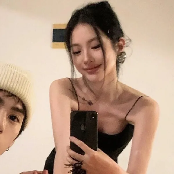 Có một người đàn ông và phụ nữ đang nhìn vào điện thoại