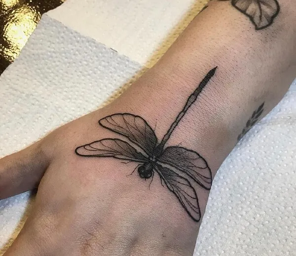 Ai đó có hình xăm con chuồn trên tay