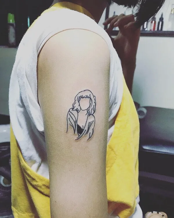 Ai đó có một hình xăm nhỏ trên cánh tay của người phụ nữ